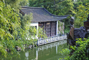 湖畔古雅小屋隐于绿意间