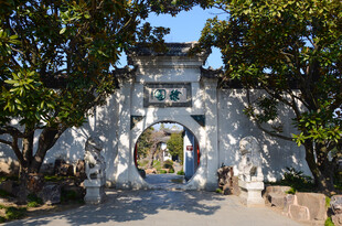 中式石牌坊绿树环绕景致