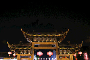 古建夜景灯火璀璨映飞檐