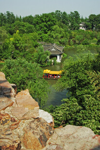 山间河畔美景