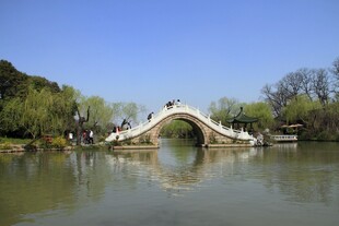 湖上石拱桥美景