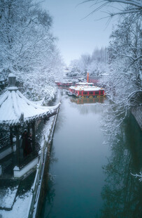 雪后古桥流水静谧景致