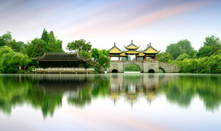 湖畔中式建筑的宁静美景