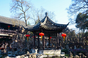 中式古亭红灯点缀园林景