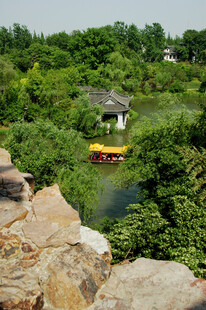 山间河畔景色小屋伴扁舟