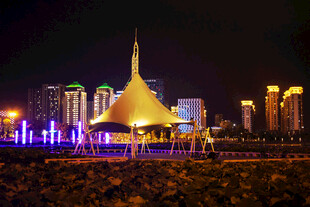 城市夜景中的独特尖顶建筑