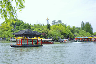 湖上中式游船与葱郁景致