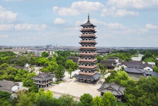 古塔屹立于葱郁城镇间