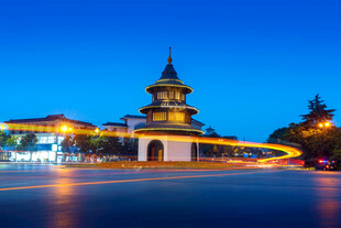 夜幕下的独特建筑景观