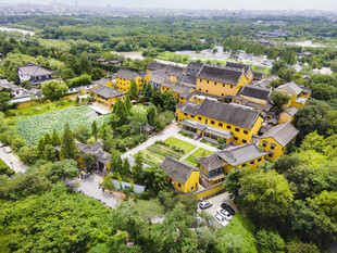 古寺鸟瞰绿树环绕的庄严建筑