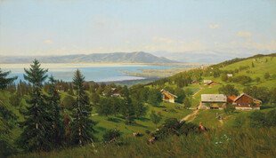 山间村落与远处湖景风光