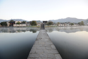 宁静湖畔的延伸栈道