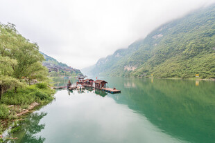 青山绿水间的江上船只