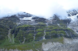 山间瀑布与云雾缭绕之景