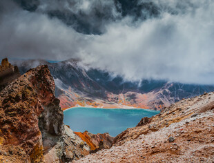 壮丽高山湖泊自然景观