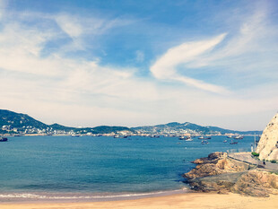 海滨美景碧海蓝天映远山