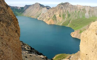高山环抱的静谧蓝色湖泊