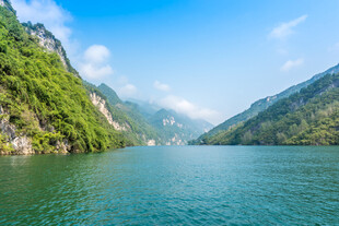 青山绿水间的秀丽江河