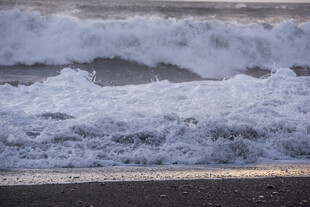 海浪拍打岸边景象