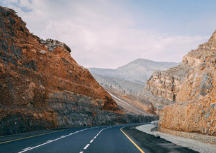 蜿蜒山间公路风景