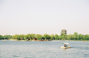 湖上泛舟赏景
