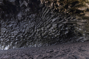 火山岩洞内部岩石景观