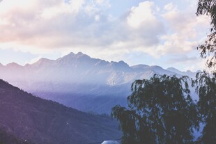 山间云雾缭绕的秀丽景致