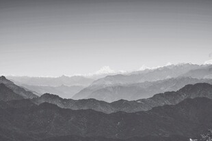 壮丽群山云雾缭绕之景