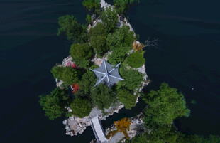 空中俯瞰湖心精致小花园