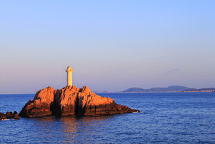 海上孤礁灯塔美景