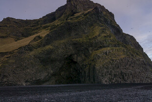 海边巍峨山峰与天然洞穴