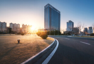 城市日出下的宽阔道路