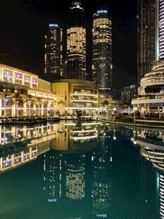 城市夜景中的璀璨水面倒影