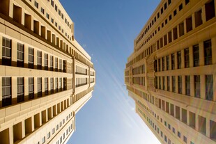 仰视对称高楼建筑景观