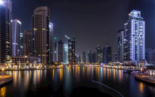 璀璨夜景中的城市滨水风光
