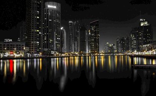 城市夜景下的静谧水面