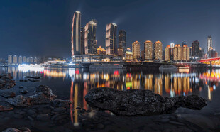 城市夜景下的璀璨水岸风光