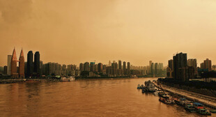 黄昏下的城市河畔景观