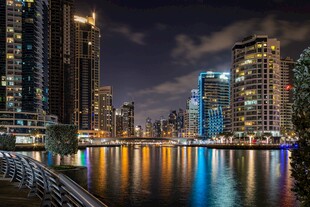 城市夜景下的璀璨河畔风光