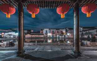 古建夜景挂红灯笼