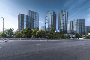 城市现代高楼与宽阔道路