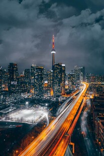 城市夜景中的车流灯光