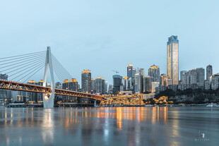 城市桥梁与天际线夜景