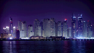 璀璨夜景中的城市天际线
