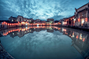 河畔夜景建筑倒影如画