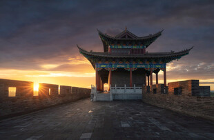 夕阳下的中式古建筑