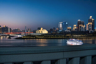 城市河畔夜景璀璨风光