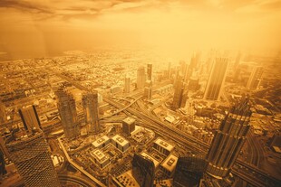 金色光影下的繁华都市景观
