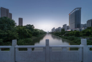城市河畔风光