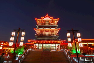 古楼夜景灯火璀璨映夜空